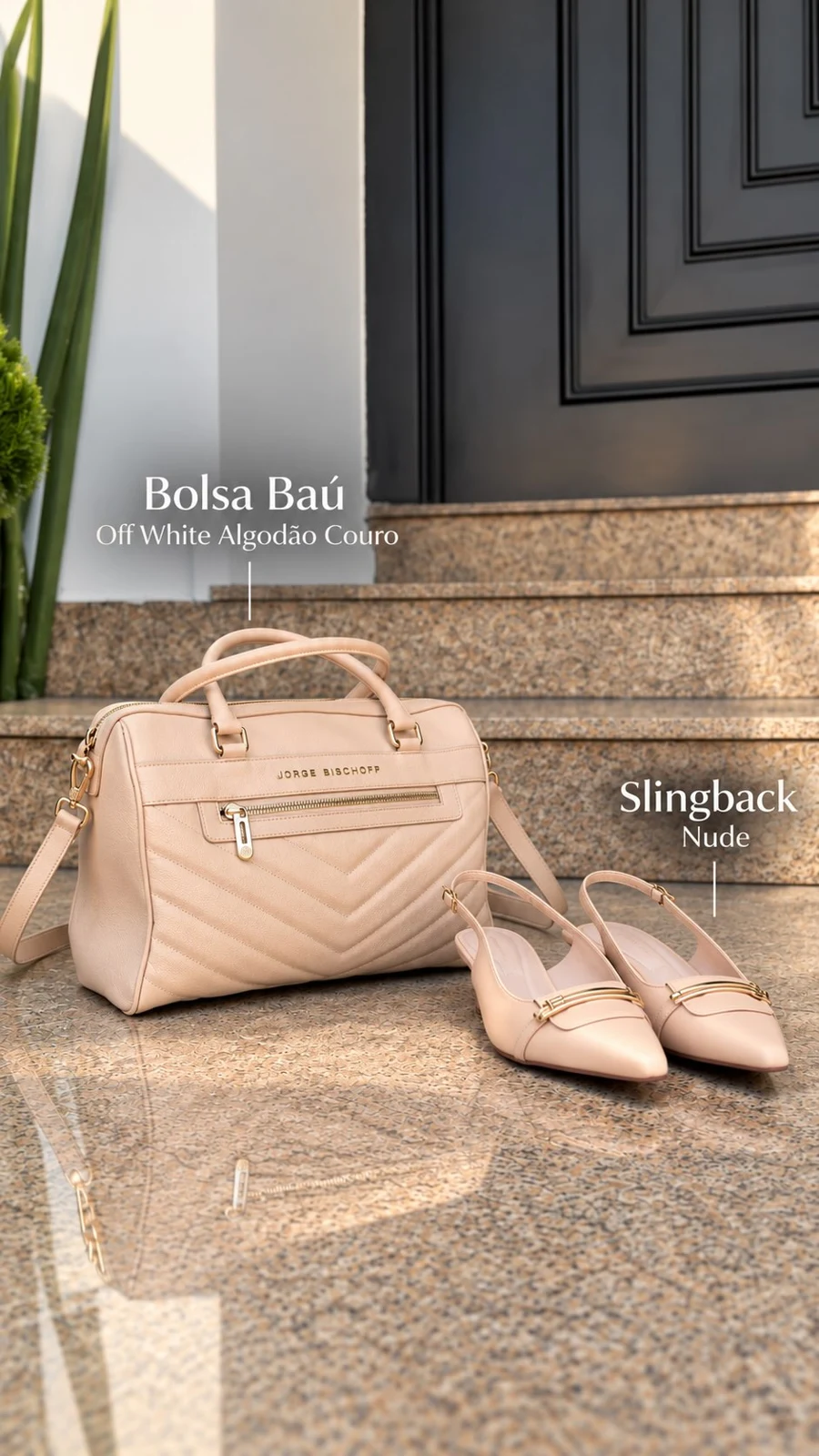 Bolsa Baú em tom off white e slingback nude Jorge Bischoff sobre uma escadaria